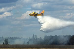 green-valley-fire-2013-CL215-drops-water