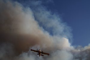 Wildfire-green-valley-2013-cl215-water-scooper-flies-through-smoke