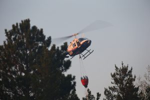 helicopter-with-bucket-lake-hattie-fire-2016